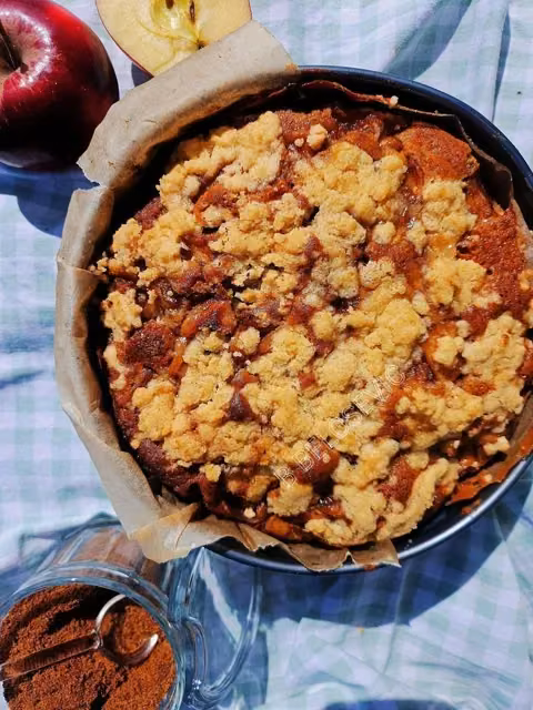 Apple caramel crumble cake